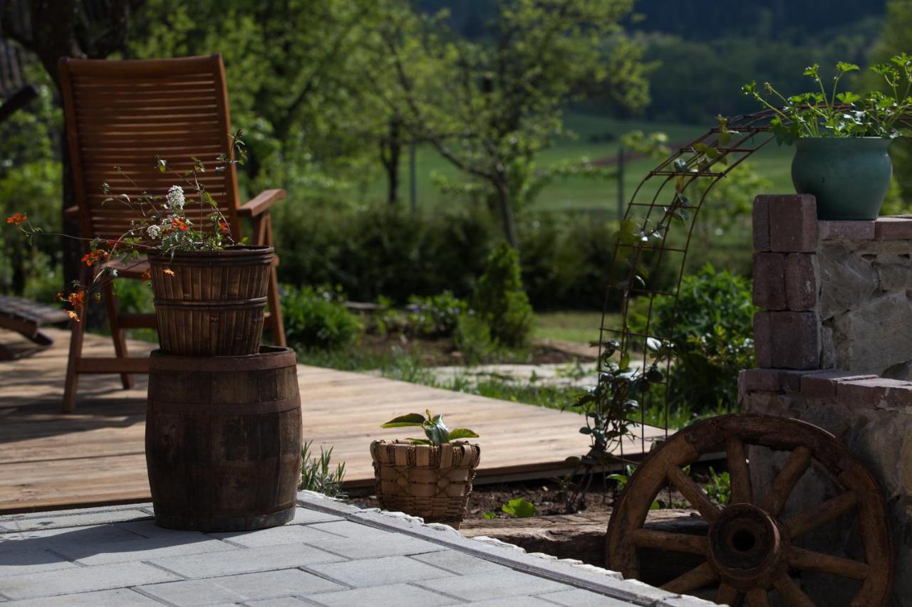 House Arupium - Hot Tub Villa Otocsán Kültér fotó