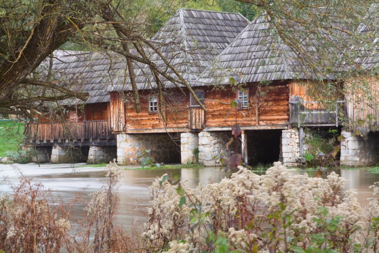House Arupium - Hot Tub Villa Otocsán Kültér fotó