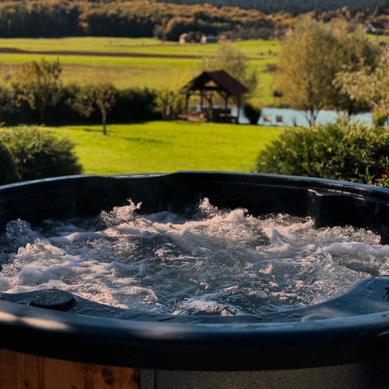 House Arupium - Hot Tub Villa Otocsán Kültér fotó